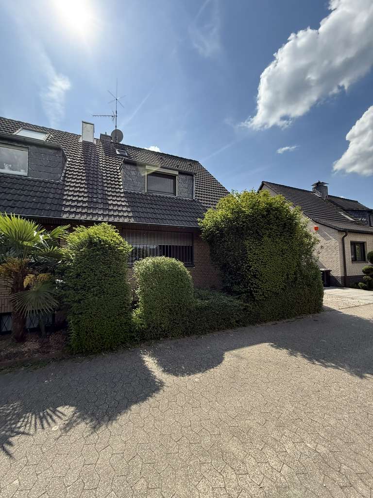 Immobilie in Meerbusch - Doppelhaushälfte an einem Privatweg, in sehr gefragter Lage - Bild 0