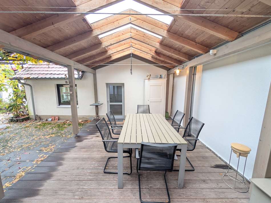 Terrasse Richtung Nebengebäude