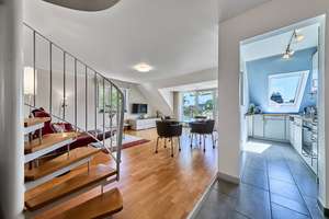 WOHNEN AUF 2 EBENEN! 4 Zimmer Maisonette mit Stellplatz, Fußbodenheizung und Balkon in ruhiger Lage