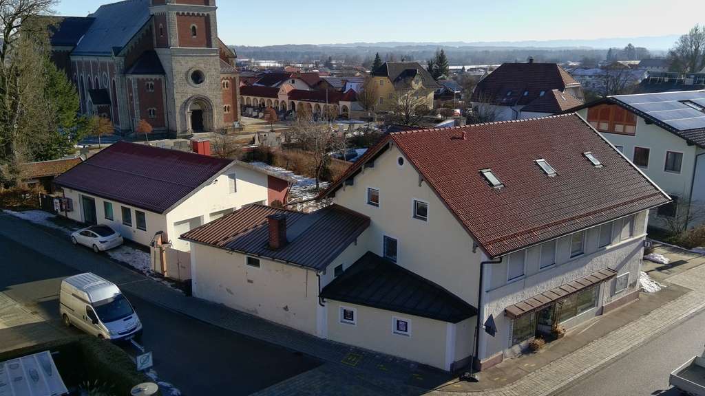 Immobilie in Fridolfing - Renovierungsbedürftiges Haus mit 4 Wohnungen und einem Geschäftslokal mit Garagen in Fridolfing - Bild 1