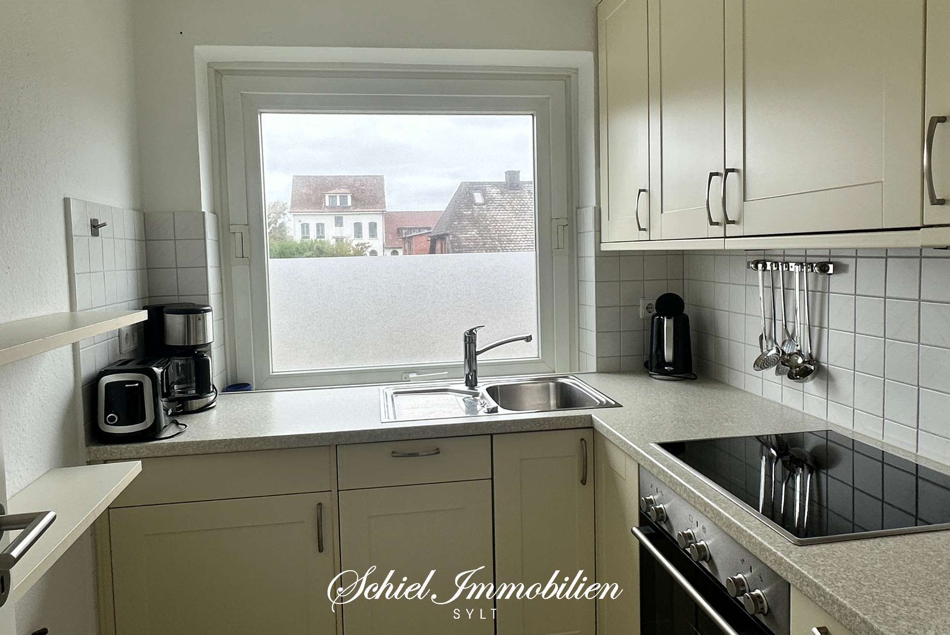 Immobilie in Wenningstedt-Braderup (Sylt) - Modernisierte 2-Zimmer-Ferienwohnung mit  sonnigem Westbalkon, Weitblick und Pkw-Stellplatz - Bild 1