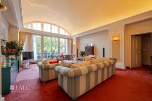Lichtdurchflutete Dachgeschosswohnung mit außergewöhnlicher Raumhöhe und klassischer Eleganz – Die vollständige Adresse der Immobilie erhältst du vom Anbieter., 81545 Harlaching, München – Vorschaubild 2