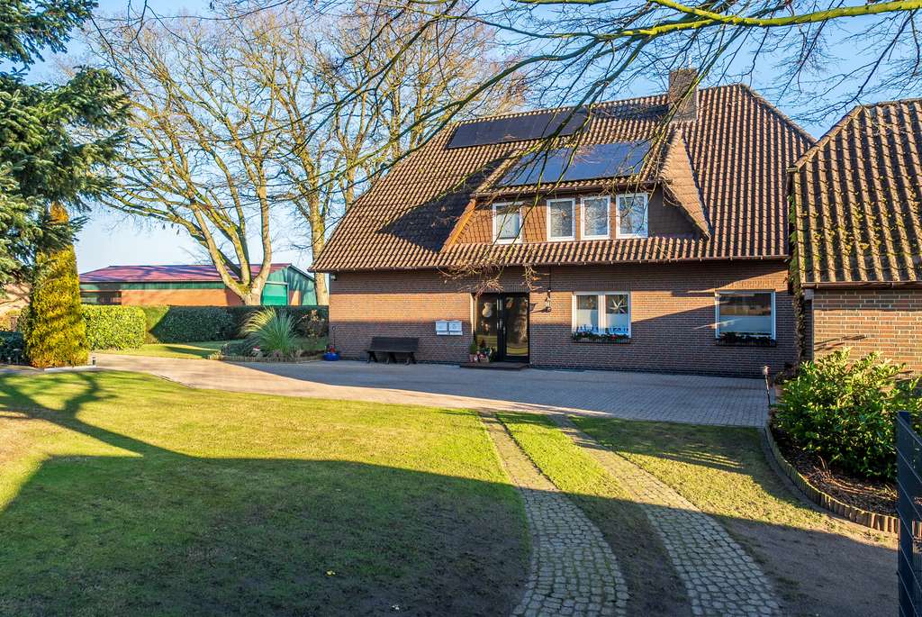 Immobilie in Hatten - Hochwertiges Zweifamilienhaus mit großem Grundstück in Hatten - Bild 1