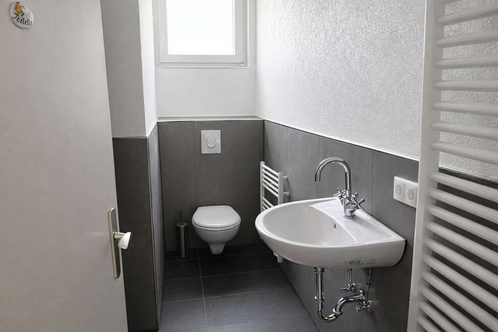 Immobilie in Kronach - Solide Kapitalanlage mit Entwicklungspotenzial – Einfamilienhaus mit Einliegerwohnung - Bild 4