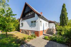 Souterrain-Keller, Einbauküche, Wintergarten, Tiefgarage u.v.m.: Ein-/Zweifamilienhaus in Kaulsdorf