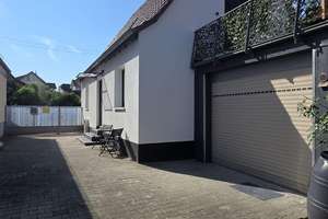 Einziehen & wohlfühlen: Modernisiertes Stadthaus mit Garage und Terrasse - provisionsfrei