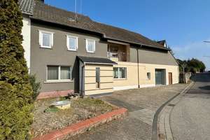 Teilrenoviertes Einfamilienhaus | 4 ZK2B | ca. 130 m² Wohnfläche | ca. 261 m² Grundstück | Wittlich – Die vollständige Adresse der Immobilie erhältst du vom Anbieter., 54516 Wittlich – Vorschaubild 1