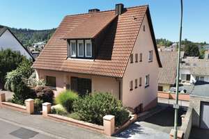 KL-Hohenecken: Freistehendes Zweifamilienhaus mit Doppelgarage, PKW-Stellplätzen und Garten – Die vollständige Adresse der Immobilie erhältst du vom Anbieter., 67661 Hohenecken, Kaiserslautern – Vorschaubild 1