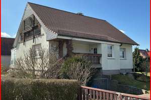 Wohnhaus mit Einliegerwohnung – Die vollständige Adresse der Immobilie erhältst du vom Anbieter., 1945 Senftenberg – Vorschaubild 2