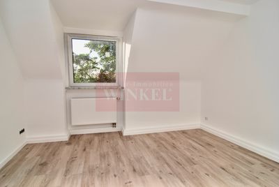 Helle 2-Zimmer Dachgeschosswohnung mit Rheinblick in Köln-Mülheim -Duschbad, Laminat-