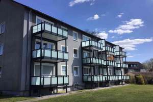 Ruhig und dennoch zentral - 3-Zimmer-Wohnung mit Balkon zu vermieten! – Mainweg 63, 33689 Sennestadt, Bielefeld – Vorschaubild 1