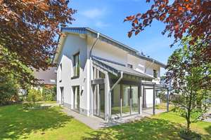 Krefeld-Uerdingen! Stilvolles Familiendomizil mit hochwertigster Ausstattung und Südgarten!