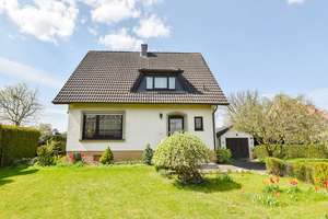 Sanierungsbedürftiges Haus mit Garage und Caport auf großem Grundstück!