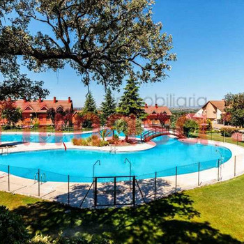 Reihenhaus in einer Wohnanlage mit großem Garten und Pool