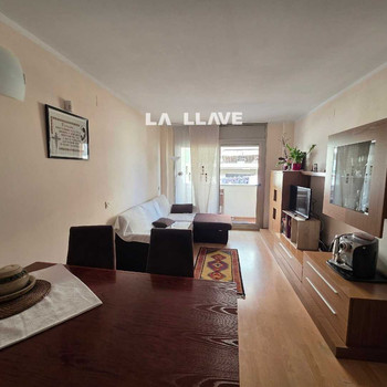 Charmante, neuwertige Wohnung mit 2 Schlafzimmern, Balkon und Aufzug.