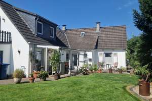 Freistehendes Siedlungshaus als Einfamilienhaus  mit Doppelgarage und Carport