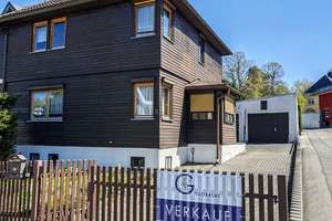Doppelhaushälfte mit großzügigem Grundstück und Doppelgarage – Damaschkestraße 3, 8209 Auerbach/Vogtland – Vorschaubild 1