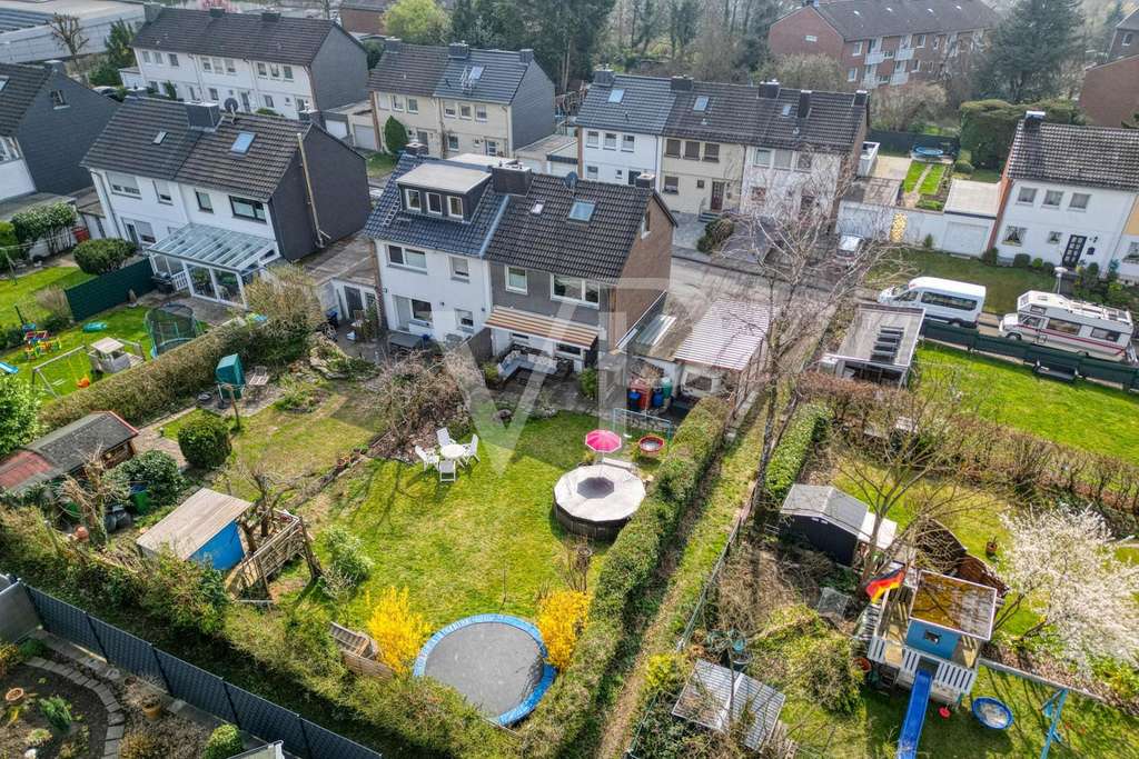 Charmantes Doppelhaus in Stolberg-Münsterbusch – Familienidylle mit Gartenparadies