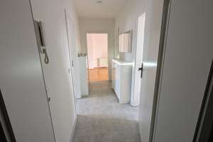 Gräfrath/Zentral - moderne 2-Zimmer-Dachgeschosswohnung mit Sonnenbalkon und traumhaftem Fernblick  – Jägerstraße 41, 42653 Gräfrath, Solingen – Vorschaubild 3