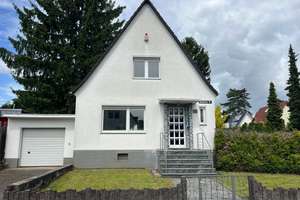 Freistehendes Einfamilienhaus mit Garage, neuer Heizung & Entwicklungspotenzial in ruhiger Toplage