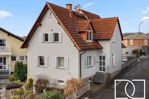 Vielseitig nutzbar! Gepflegtes Zweifamilienhaus mit Terrasse und Balkon in ruhiger Lage – Die vollständige Adresse der Immobilie erhältst du vom Anbieter., 96170 Lisberg – Vorschaubild 1