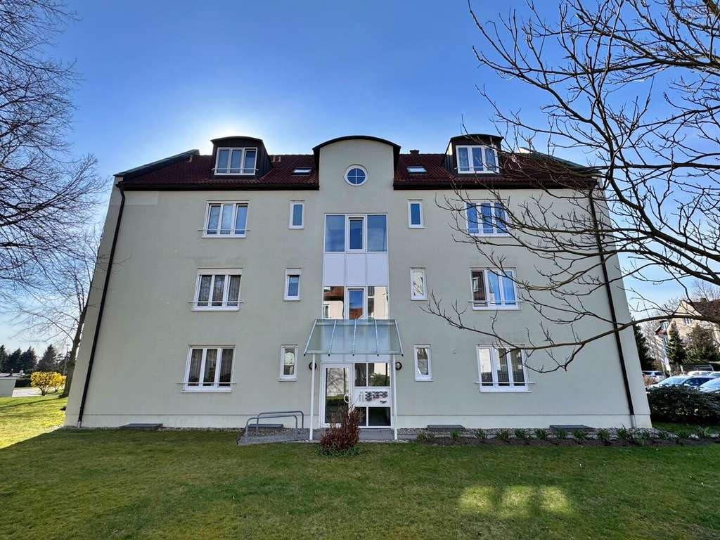 Immobilie in Bischofswerda - Gepflegte 3-Raumwohnung mit 2 Balkonen & Pkw‑Stellplatz in ruhiger Wohnlage - Bild 1