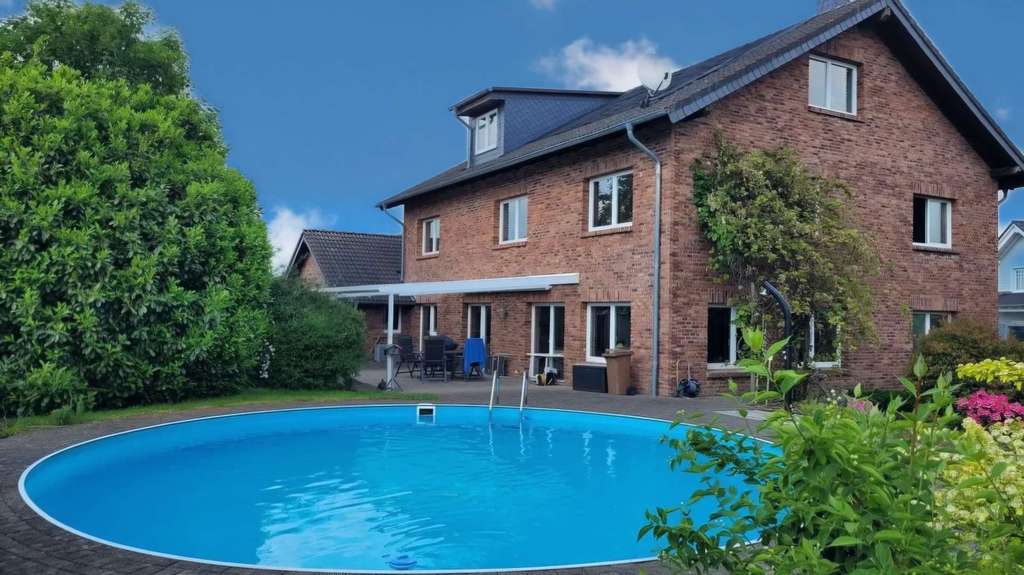 A+ Einfamilienhaus mit Wärmepumpe, Einliegerwohnung (ca. 75 m²) separat vermietbar, XL-Garage & Pool