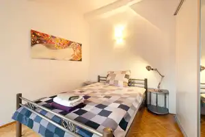 Möblierte Dachgeschosswohnung mit Dachterrasse und exzellenter Anbindung – Berlin – Vorschaubild 4