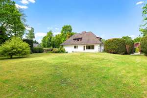 Hohe Privatsphäre in Ammersbek-Bünningstedt. 6-Zimmer mit ca. 2.100 m² parkähnlichem Südgrundstück. – Die vollständige Adresse der Immobilie erhältst du vom Anbieter., 22949 Ammersbek – Vorschaubild 3