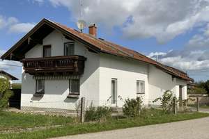 Älteres Einfamilienhaus in einer ruhigen Ortsrandlage


  – Die vollständige Adresse der Immobilie erhältst du vom Anbieter., 83549 Eiselfing – Vorschaubild 2