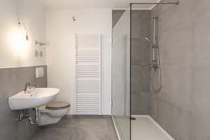 Attraktive 2-Zimmer-Wohnung mit Loggia, Stellplatz und modernisiertem Badezimmer in Pocking – Die vollständige Adresse der Immobilie erhältst du vom Anbieter., 94060 Pocking – Vorschaubild 4