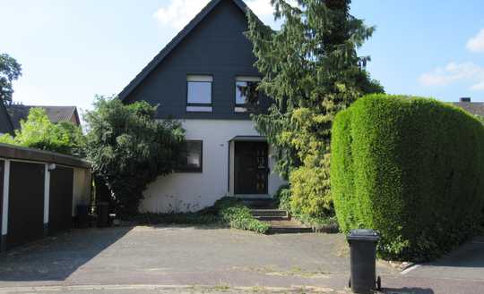 Freistehendes  Einfam.-Haus Bj. 1982, Wfl. 198 m² + 3 Garagen + Gartenhaus u. 621 m² Grundstück.