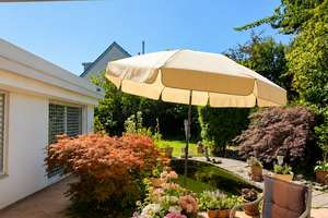 Exklusives Wohnen auf einer Ebene –Bungalow mit Südgarten und 2 Garagen in begehrter Lage von Lörick