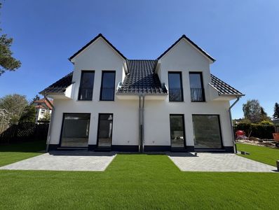 Moderne Doppelhaushälfte mit Wohnkeller und Carport