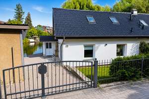 Direkt am Wasser: Doppelhaushälfte mit eigenem Bootsanleger, Terrasse & Nebengebäude