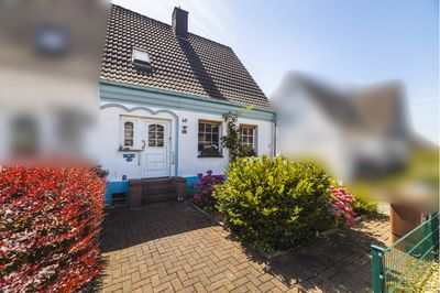 Charmante Doppelhaushälfte mit großem Grundstück und vielseitigem Entwicklungspotenzial