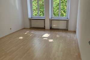 Helle und großzügige 2 Zimmer Wohnung mit Balkon in kernsaniertem Jugendstilhaus