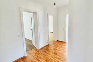 Frisch Renovierte 3-Zimmer-Wohnung mit Balkon am Schlosspark – Clevinghaus Straße 10 A, 44795 Bochum – Vorschaubild 2