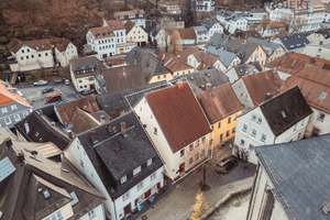 Zweifamilienhaus zentral, vermietet – attraktiv für Eigennutzer & Kapitalanleger – Die vollständige Adresse der Immobilie erhältst du vom Anbieter., 95460 Bad Berneck im Fichtelgebirge – Vorschaubild 1
