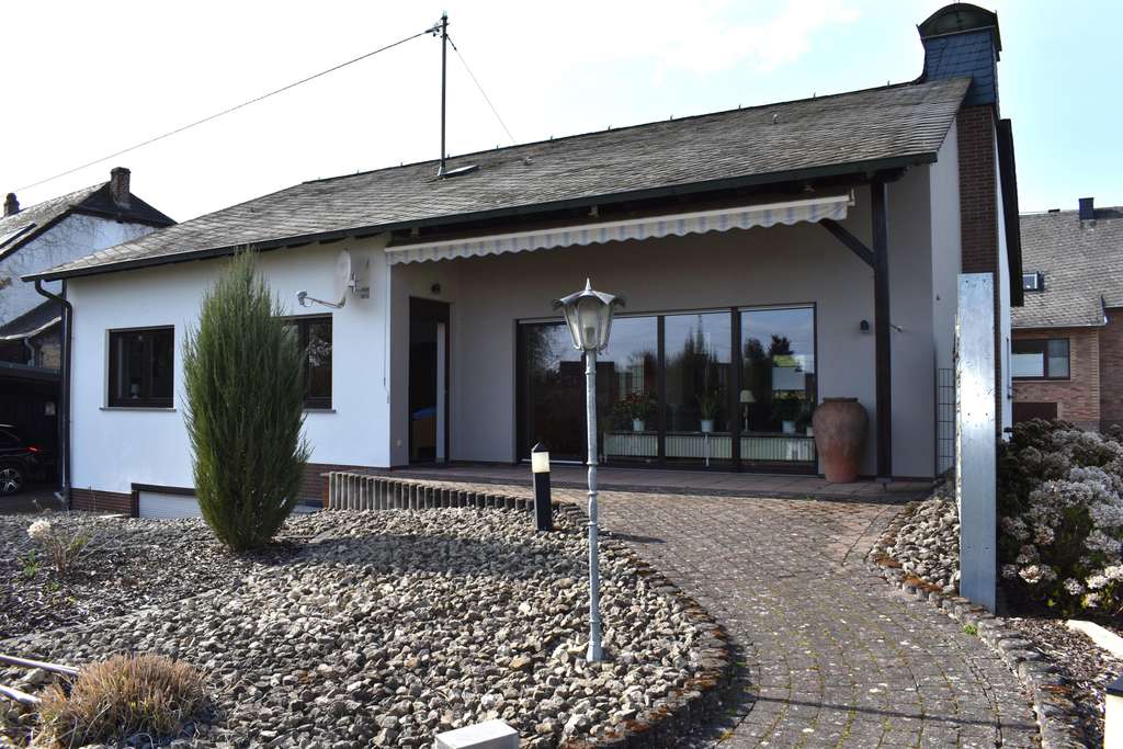 Immobilie in Orenhofen - Gepflegtes Einfamilienhaus mit Einliegerwohnung in Orenhofen - Bild 2