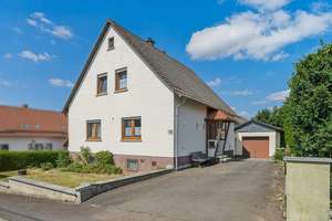 Platz für die Familie – gepflegtes Einfamilienhaus mit Garten und Garage in Mücke / Ober-Ohmen! – Die vollständige Adresse der Immobilie erhältst du vom Anbieter., 35325 Mücke – Vorschaubild 1