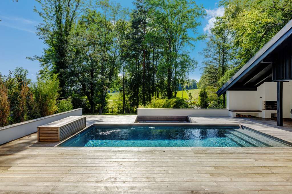 Exklusives Wohnen: Elegante Villa mit Außenpool und stilvollem Flair