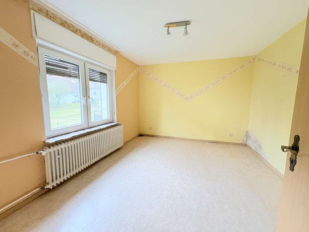 Immobilie in Kirchhain - Haus mit Charme und Entwicklungsmöglichkeiten – Garten, Keller und Garagen inklusive - Bild 2