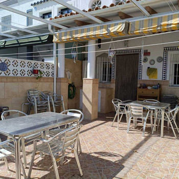 VERKAUF EINES REIHENHAUSES MIT 2 STOCKWERKEN, 4 SCHLAFZIMMER, 3 BADEZIMMER UND 2 PATIOS, IN ZENTRALE