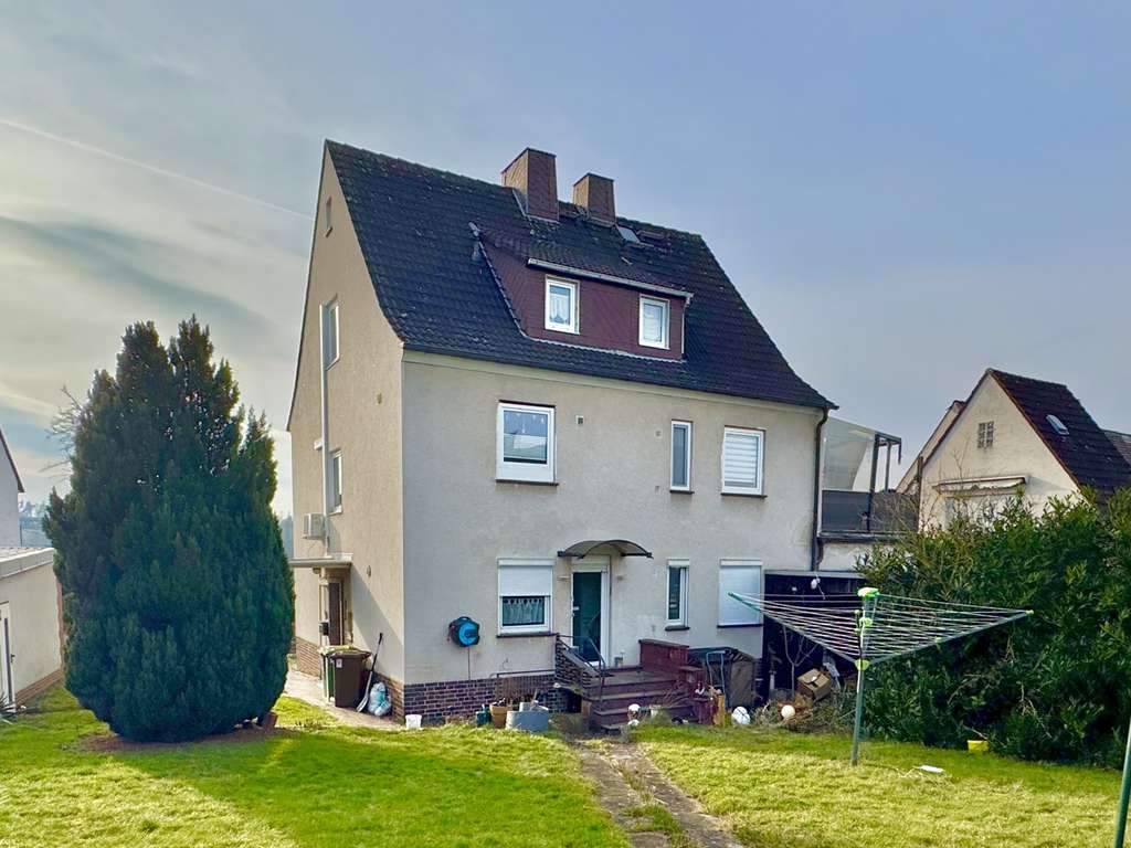 Immobilie in Fuldabrück - Vielseitig nutzbares Zweifamilienhaus mit

ausgebautem Dachgeschoss in schöner Wohnlage v. Bergshs - Bild 2