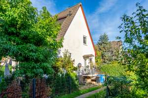 Familiengerechtes und lichtdurchflutetes Einfamilienhaus mit Doppelgarage und Garten in bester Lage – Die vollständige Adresse der Immobilie erhältst du vom Anbieter., 12355 Rudow, Berlin – Vorschaubild 1