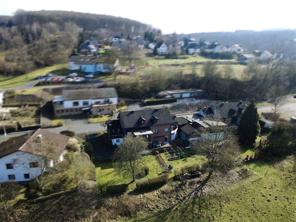 Immobilie in Steinebach/Sieg - Charmante Doppelhaushälfte mit Sonnenterrasse, großem Garten und viel Platz für Ihre Wohnideen - Bild 2