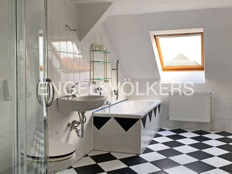 Blick in das geräumige Bade...