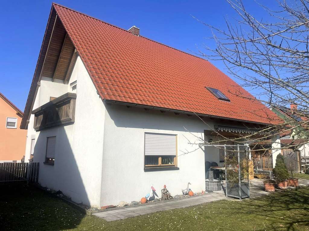 Immobilie in Hofheim in Unterfranken - Zweifamilienhaus mit Sauna & Traumgarten - Viel Platz in ruhiger Ortsrandlage - Bild 2