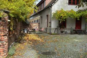 Charmantes Einfamilienhaus mit separatem Hinterhaus in erstklassiger zentraler Lage. – Die vollständige Adresse der Immobilie erhältst du vom Anbieter., 95233 Helmbrechts – Vorschaubild 2